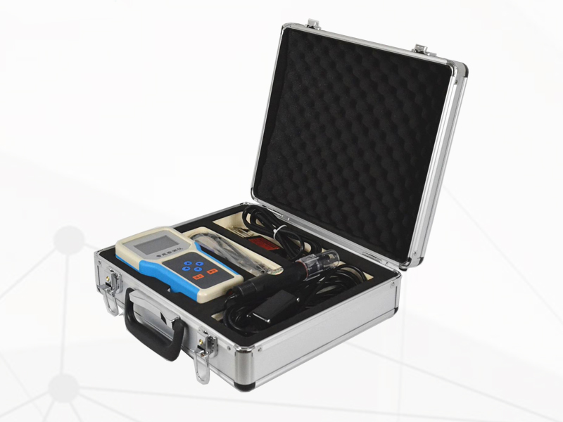 土壤水分溫度鹽分PH測(cè)定儀，可實(shí)時(shí)采集被測(cè)土壤數(shù)據(jù)